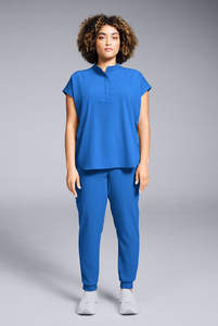Ensemble de gommage médical deux pièces bleu pour femme avec haut sans manches et pantalon de survêtement à cordon - Product Image 5