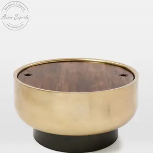 Meja Pusat Penyimpanan Drum Emas dan Hitam dengan Bagian Atas Kayu Alami dan Ruang Penyimpanan Besar Digunakan untuk Interior Ruang Tamu