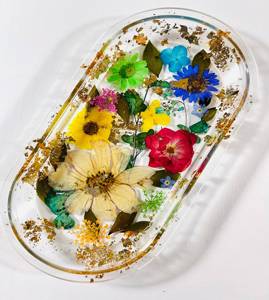 Plateau décoratif personnalisé en résine avec fleurs et en résine pour cadeaux de mariage pendaison de crémaillère et présentation de souvenirs - Product Image 1
