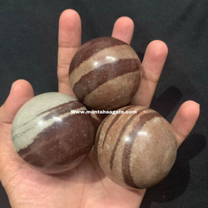 Venta al por mayor Esfera Narmada 40-55mm Bola de cristal de curación natural para Reiki, meditación, equilibrio de chakras y energía espiritual - Product Image 1