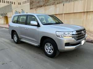 4.5L V8 2024 Sièges en cuir Toit ouvrant panoramique Transmission automatique Intérieur foncé d'occasion 5 places Caméra arrière 360° Écran tactile - Product Image 2