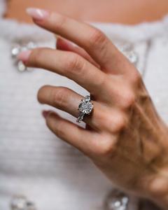 Bague de fiançailles Moissanite coupe coussin carré de 10mm avec bande pavée dans un réglage à quatre broches | Bijoux fins de mariage de mariée - Product Image 3