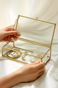 กล่องเครื่องประดับแก้วสีทองเป็นชิ้นหรูหราที่นำความเย้ายวนสง่างามและประกายทองมาสู่คอลเลกชันเครื่องประดับของคุณ - Product Image 6