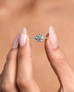 Anillo de Compromiso con Diamante Cultivado en Laboratorio, Corte Brillante Redondo de 1.75 Quilates, Oro Blanco de 18K, Pavé y Halo Oculto, Certificado IGI, Claridad F VVS1 VVS2 - Product Image 4