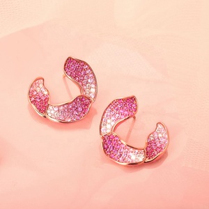 2024 ชุดพลอยประกายลิลลี่ใหม่ทั้งหมดในทองกุหลาบ 18 KT (10.650 กรัม) พร้อมต่างหูห่วงเพชรสําหรับเจ้าสาว - Product Image 3