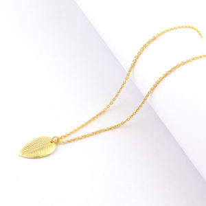 Collar con colgante en forma de hoja de diseño personalizado, cadena de eslabones chapada en oro mate, collar minimalista delicado, regalo para mujer - Product Image 1
