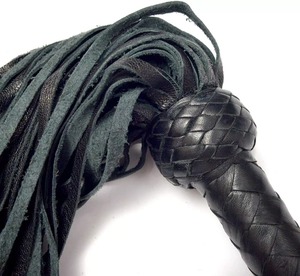 Flogger de cuero grueso de piel de vaca negra real hecho a mano personalizado, azotador de cuero de 25 colas con mango de 8,5 pulgadas - Product Image 6