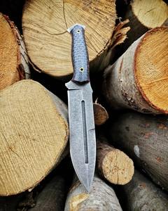 Cuchillo táctico hecho a mano en acero al carbono Accesibilidad de aparejo de hombro, fusión de poder y elegancia con Funda de cuero puro - Product Image 3