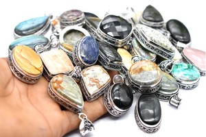 Lote de colgantes de piedras preciosas naturales al por mayor de Bali, colgantes de cristal de piedra de nacimiento mixta de alta calidad, collares de moda, piedra de mezcla chapada - Product Image 3