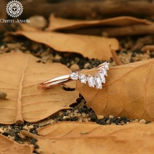 Bague de fiançailles classique pour femme Charm Jewells, sertie de trois pierres en moissanite taille coussin, plaquée or 18 carats, monture à griffes, certifiée IGI - Product Image 5