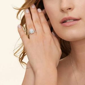 Hermoso diseño 14K Oro Moissanite Diamante Anillo de compromiso Corte Esmeralda Halo Estilo de moda para bodas Fiestas Día de San Valentín - Product Image 2