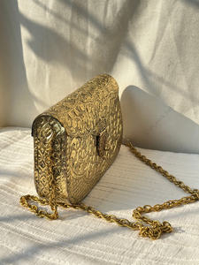 Pochette de soirée en métal doré antique entièrement artisanale indienne avec chaîne, sac à main de luxe pour mariage, fête, héritage féminin - Product Image 2