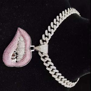 จี้ริมฝีปากเพชรมอยซาไนต์สีขาวและชมพูจี้ฮิปฮอปของผู้หญิงของขวัญเครื่องประดับน้ำแข็งสำหรับเธอ - Product Image 2