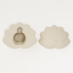 Base moulée en pulpe <span class=keywords><strong>de</strong></span> fournisseur <span class=keywords><strong>de</strong></span> boîte d'emballage <span class=keywords><strong>de</strong></span> parfum <span class=keywords><strong>de</strong></span> fleur <span class=keywords><strong>de</strong></span> lotus biodégradable avec la boîte <span class=keywords><strong>de</strong></span> parfum <span class=keywords><strong>de</strong></span> modèle <span class=keywords><strong>de</strong></span> pétale en relief - Product Image 2