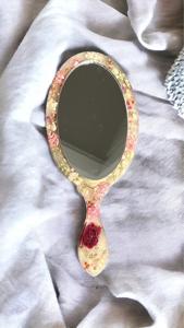 Miroir à main en résine avec finition lisse et brillante, parfait pour un usage quotidien, le maquillage ou des fins décoratives, ajoutant une touche élégante - Product Image 2
