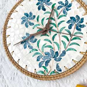 2025 élégant naturel nacre et osier rotin tenture murale horloge rotin horloge pour la décoration de la maison fabriqué au Vietnam - Product Image 4