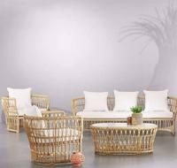 Ensemble de canapé avec table basse en rotin naturel coussin en coton beige clair intérieur extérieur style bohème jardin patio balcon