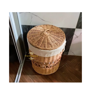 Panier de rangement suspendu en rotin tressé fait main, design écologique, pour l'organisation de la salle de bain et du salon - Product Image 1