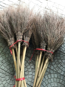 Balai vietnamien artisanal avec poignée en bambou pour une utilisation en extérieur et en intérieur - Product Image 5