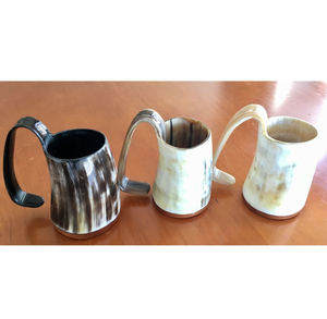 Taza de cuerno oscuro con textura rugosa de corteza y un asa resistente de agarre ancho. Disponible a precios de mayoreo. - Product Image 3