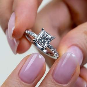 Bague en or avec moissanite taille princesse, couleur D, pureté VVS, pour femme. Aucun avis pour le moment. - Product Image 1