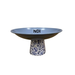 Support à gâteau en métal émaillé avec base en bois, style unique, pour décorations de fête de Noël, anniversaire et mariage, en vente - Product Image 5