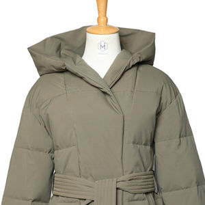 Nouvel arrivage de blouson d'aviateur d'hiver pour femmes à capuche imperméable et respirant en tissu satiné rempli de coton couleur et logo personnalisables - Product Image 5