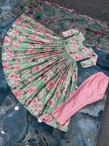 Lancement d'un nouveau vêtement de soirée de créateur, Look Malai, Satin de soie avec impression numérique, robe diamant, travail manuel, manches longues, grossiste - Product Image 4