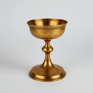 Verre à vin d'église à patine dorée de qualité supérieure fabriqué à la main avec des symboles gravés conçus pour un cérémonial sacré raffiné - Product Image 2