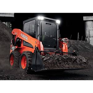 Chargeuse-pelleteuse hydraulique Kubota avec moteur et roulement pour la manutention de charges lourdes, cabine confortable et fonctionnement fluide - Product Image 1