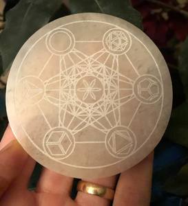 Placa de carga de selenita Natural, redondos de Metateons Slabs, cubo grabado, posavasos de selenita para meditación, venta al por mayor - Product Image 5