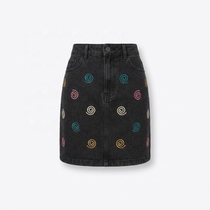 Fournisseur de mini-jupes en jean brodées pour femmes, en coton, avec broderie personnalisée, pour les marques américaines. - Product Image 1