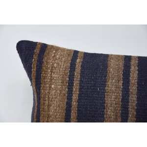 Tapis en laine Kilim beige à rayures subtiles Oreiller décoratif de 12x24 pouces tissé avec un motif vintage - Product Image 2