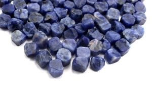 หินโซดาไลต์ดิบธรรมชาติ 8-10 มม. จำนวน 25 ชิ้น ตัดด้วยมือ คอลเลคชั่นหินดิบคุณภาพสูง ไม่ผ่านการปรับแต่ง พร้อมเอฟเฟกต์รูปดาว - Product Image 3