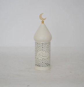 Elegante Lámpara de Ramadán de Metal Blanco con Forma de Media Luna, Intrincados Relieves, Brillo Suave de Vela, para Decoración Festiva del Hogar y Regalos - Product Image 2