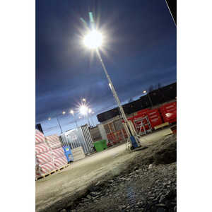 Torre de Iluminación Makinex Sierra de 16 pies, Alimentada por Energía Solar y Diésel, Luz Blanca para Paisajismo, Oficina y Jardín - Product Image 3