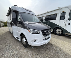 Autocaravana Usada en Rebaja, Regency RV Ultra Brougham 25MB 2023 2024, para 4-6 Pasajeros, en Venta - Product Image 1