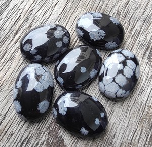 Vente en gros de cabochons en obsidienne noire naturelle certifiée IGI Lavira, pierres précieuses en vrac, forme poire calibrée, coupe ovale, dos plat - Product Image 1