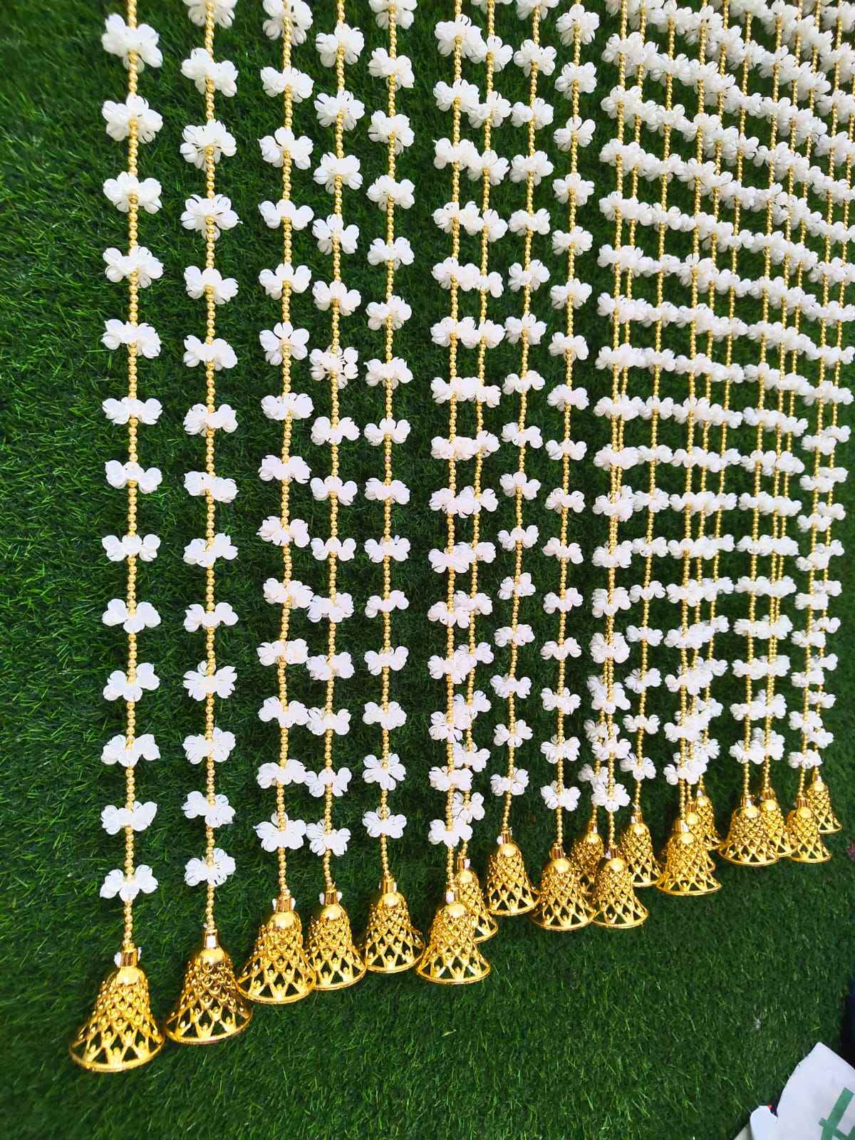 สีขาวนวล