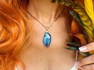 Collier en cristal de labradorite Pendentif en pierre précieuse flash bleue Bijoux en acier inoxydable plaqué or 18k Cadeau étanche - Product Image 5