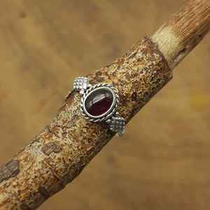 Anillo de piedras preciosas mínimas de trabajo grabado ovalado pequeño granate de Plata de Ley 925 anillo delicado banda de declaración a precio de fábrica - Product Image 1