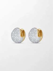 Pendientes Huggie con Diamantes Curvos de Laboratorio, 5.38 Ct, Color GH, Claridad VS, 353 Piedras, Oro Amarillo de 18K, Estilo Runway Glam - Product Image 2
