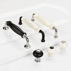 Poignée et bouton élégants en argent avec un design artistique en résine pour portes en bois, idéal pour les maisons, les villas, les bureaux et les intérieurs modernes - Product Image 1