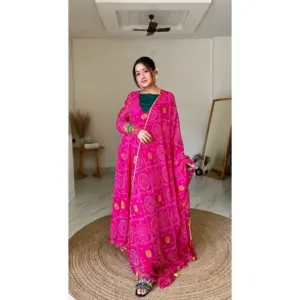 Conjunto de Traje Tradicional Chino Lilah Rani Bandhej de Seda Chifón Rosa - Product Image 5