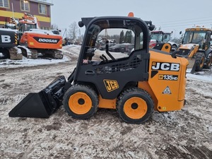Minicargadora JCB 135HD con Retroexcavadora y Funciones de Cargador de Troncos Disponible a un Precio Accesible - Product Image 2
