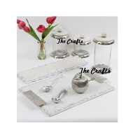 Ensemble de trois boîtes de rangement en verre faites à la main avec couvercles en acier et plateaux ronds/carrés pour servir des bonbons, des fruits secs et du chocolat