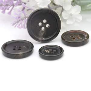 Collection élégante de boutons en corne de buffle d'eau naturelle polie d'Inde pour les amateurs d'artisanat naturel - Product Image 1