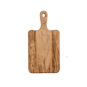 Tabla de cortar de madera de calidad superior para cortar verduras, frutas, pan, queso y carne en uso en la cocina - Product Image 5