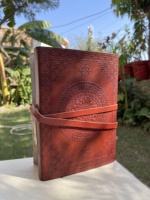 Journal en cuir artisanal vintage à couverture rigide, reliure à feuilles mobiles, gravure mandala, fermeture en pierre de labradorite - pour écrivains et artistes