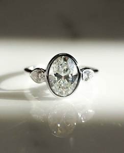 Bague de fiançailles à trois pierres en diamant de laboratoire taille ovale 2,20 CTW, sertie clos en or blanc, design classique pour les fêtes - Product Image 1